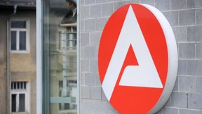 Wer auf den Studienbeginn wartet, kann Arbeitslosengeld beantragen