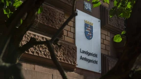 Ex-Pflegevater beraubt und eingesperrt