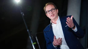 Dobrindt nennt AKK-Zeitplan „abwegig“