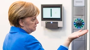 Die müde Kanzlerin schreitet voran