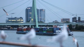 Festgefahrener Tanker im Rhein geborgen