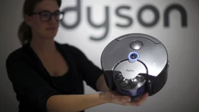 Ein Computer saugt das Wohnzimmer  