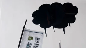 Schwarze Gewitterwolken und Sprechblasen