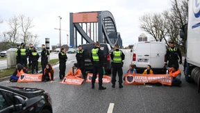 Tritte und Schläge gegen Klimaaktivisten