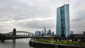 Euro springt nach oben, Dax sackt ab