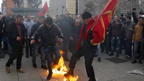 Tausende Kosovaren fordern Rücktritt der Regierung