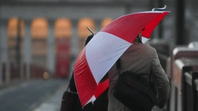 Schulen, Bahnen und Busse fallen aus, Flieger heben ab