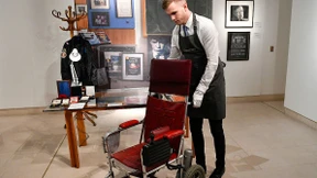 Stephen Hawkings Rollstuhl wird versteigert