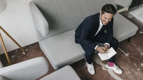 Schlips trifft Sneakers