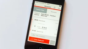 Sie müssen nur das Ticket durch die Lasche zieh’n