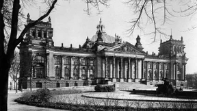 Der Reichstag löst sich auf: Eine Lehrstunde deutscher Demokratie