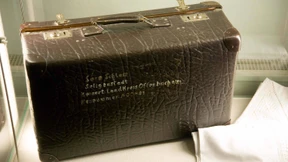 Nur ein Koffer mit Bettwäsche erinnert an Sara Schloss