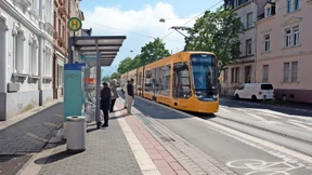 Langer Weg zur Haltestelle ohne Stufen