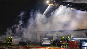 Lagerhalle in Frankfurt-Rödelheim brennt nieder