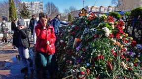Ein Berg von Blumen für den getöteten Regimegegner
