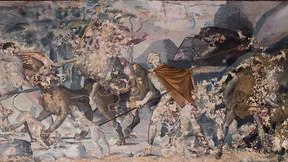 Bärin im Schatten der Aachener Domkuppel