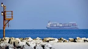 Containerschiff mit Migranten legt in Italien an