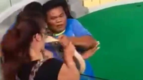 Python beißt Touristin in die Nase