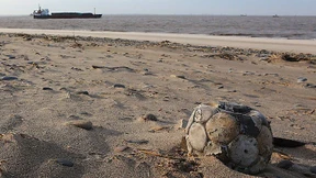 Die Schönheit angespülter Fußbälle