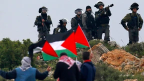 Scharfschützen und brennende Reifen