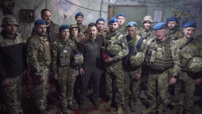 Selenskyj trotzt Russlands Drohnenangriffen mit Auftritt im Freien