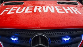 Feuerwehr rettet eingeklemmtes Kind aus Geländer