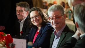 Nahles geht auf Parteibasis zu