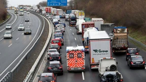 Blauröcke funken Lastwagenfahrer fortan in Landessprache an