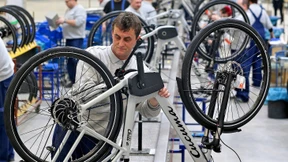 Ostdeutsche arbeiten länger, verdienen aber weniger