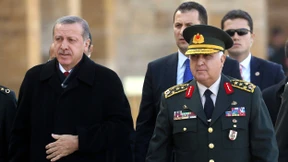 Erdogan entdeckt seine Zuneigung zum Militär