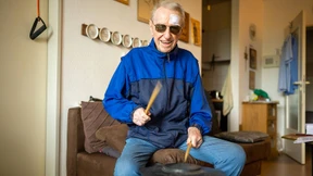 Zur Not trommelt er auf dem Tisch