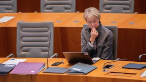 Schulministerin ruft Lehrer zum Protest für Demokratie auf