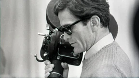 Und seine Mutter strich ihm sanft übers Haar