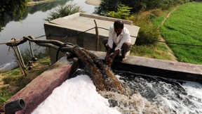 Mit der Motorpumpe statt mit dem Eimer