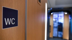 Rentner verliert 8400 Euro in Zugtoilette und hat Glück