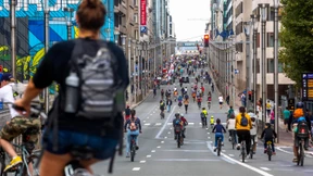 Picknick mitten auf der Hauptstraße
