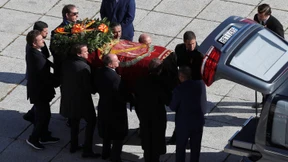 Geöffnete Gräber und tiefe Gräben in Spanien