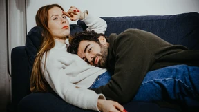 „Du willst die Vorhänge deiner Mutter also in unser Wohnzimmer hängen?“