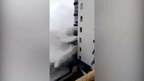 Riesenwelle reißt Balkone ab