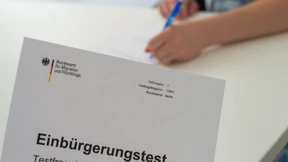 Wer mehr einbürgern will, muss mehr einstellen