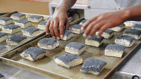 Tankstellenmitarbeiterin vertreibt bewaffneten Räuber mit Kuchenblech