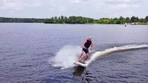 Mit Tempo 50 über den See