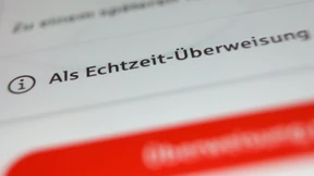 Banken melden problemlosen Start der Empfängerüberprüfung