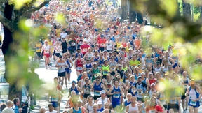 Müllfahrzeuge sichern Marathonstrecke 