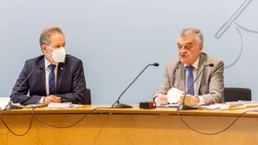 Extremismus, der in der Mitte Anschluss findet