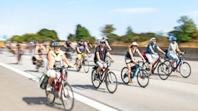 8500 Radfahrer demonstrieren auf der Autobahn