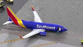 Flugzeug schlittert über Landebahn