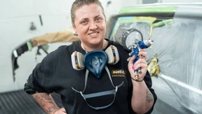 Sie lackiert – aber keine Fingernägel