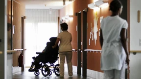 Familien tragen die Hälfte der Pflegekosten