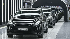 Tesla-Fabrik rollt an